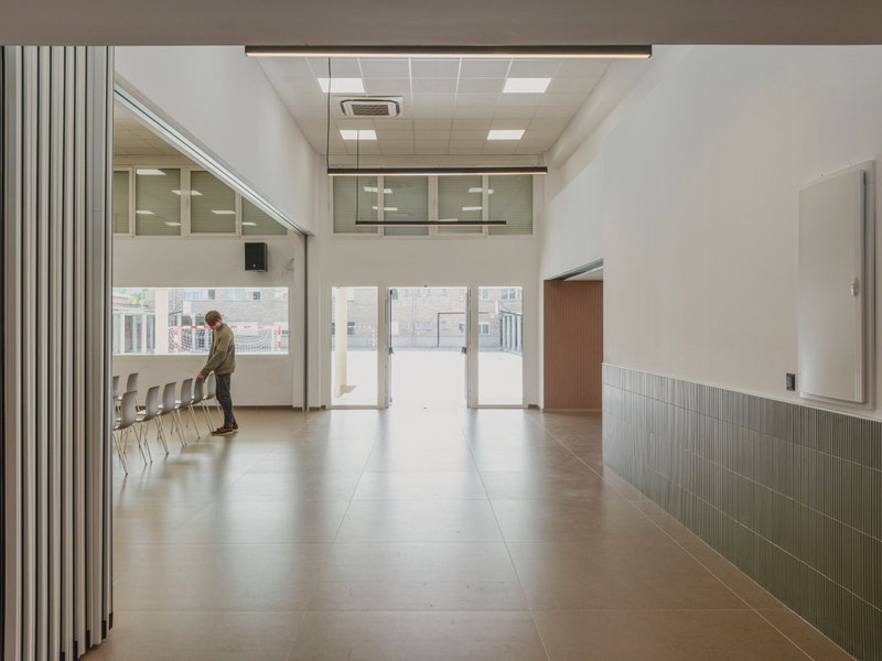 Simon integra luz lineal y conectividad para oficinas funcionales y confortables