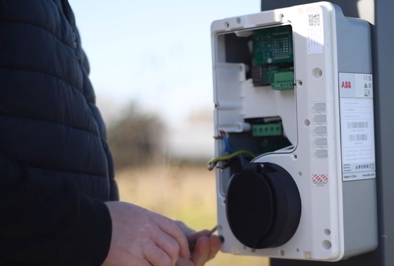 Découvrez la borne Terra AC Wallbox à travers le retour d’expérience de CSD SUD, installateur expert en solutions de recharge ABB