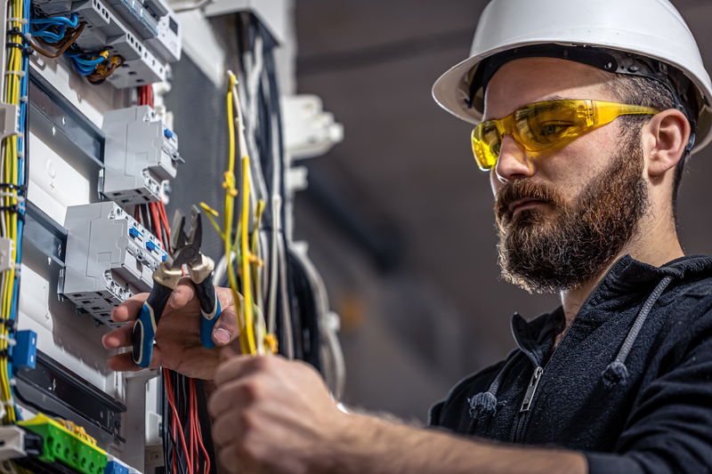 Renouvellement de votre habilitation électrique : inscrivez-vous aux sessions Schneider Electric pour vous former aux « interventions générales, travaux et consignation en basse tension »
