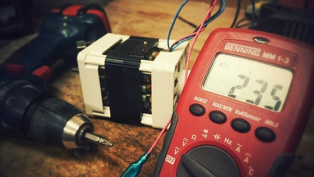 Doit-on systématiquement couper l'alimentation d'un équipement en cas de maintenance ?