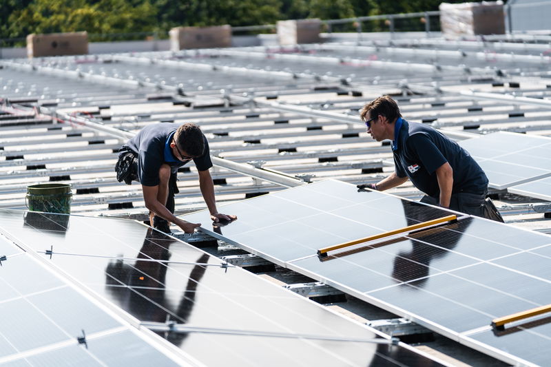 Photovoltaïque :  pour les toitures terrasses isolées recouvertes de gravillons, les pieds des fixations sont-ils à mettre à même l'isolant afin d'avoir le maximum de stabilité ?