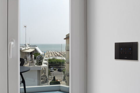 La domotica AVE in un hotel a Cervia: tecnologia e design per un’accoglienza smart