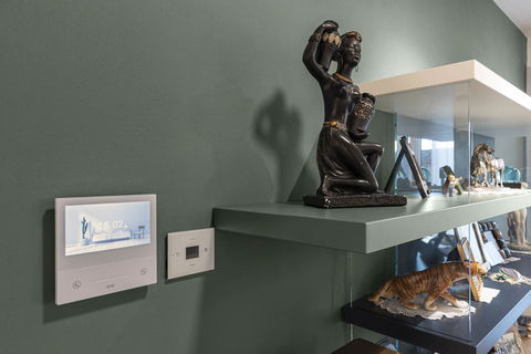 Un appartamento smart con domotica KNX,  comandi touch e videocitofonia AVE