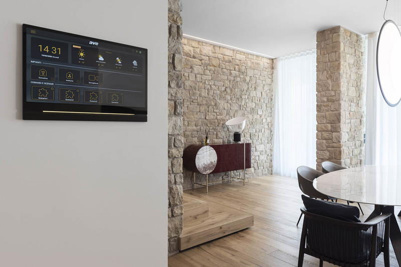 AVE: domotica e comandi touch per una villa  contemporanea in Franciacorta
