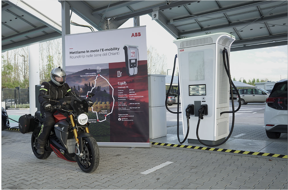 Un tour nella valle del Chianti con moto elettrica promosso da ABB E-mobility