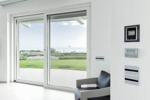 Villa domotica AVE: l’eleganza tecnologica dell’alluminio
