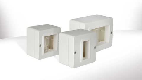 Una soluzione indicata quando non si ha la possibilità di utilizzare tubazioni sottotraccia. Ideale per uffici e scuole, grazie all’estetica coordinata con la serie civile Domus 100