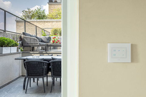 Abitare smart: un attico con tecnologia KNX e design AVE