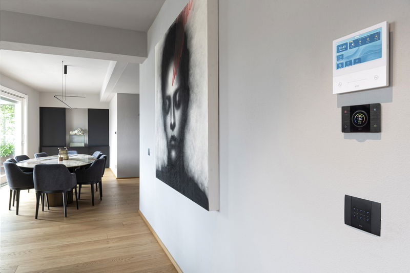 Tecnologia smart e design AVE per un appartamento contemporaneo