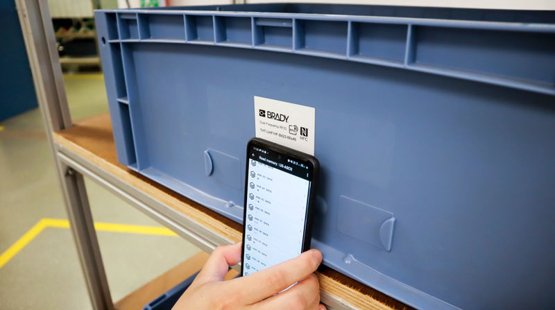 Fornitura di articoli, interazione e autenticazione intelligente Etichette RFID affidabili a doppia frequenza UHF e NFC