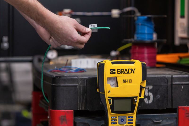 Caso reale: Facile stampa e applicazione di etichette per cavi elettrici in campo