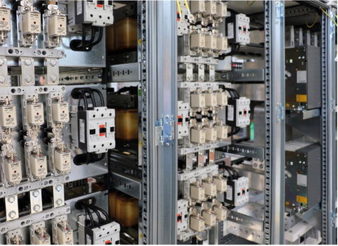 Vantaggi del rifasamento integrato nello stabilizzatore di tensione