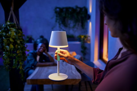 Lampada da tavolo portatile Philips Hue Go Portable di Signify: illuminazione smart e personalizzata ovunque si desideri, specialmente in estate