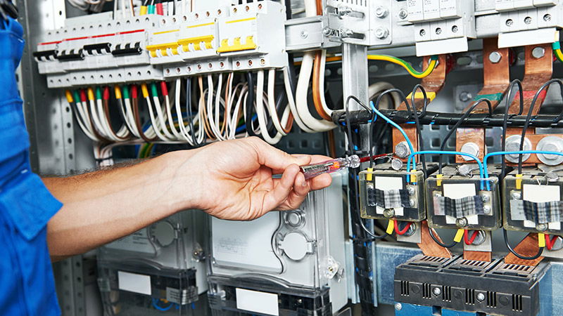 Piano di manutenzione degli impianti elettrici: scarica la guida