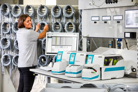 Siglatura di cavi: stampa e applicazione in un’unica fase automatizzata