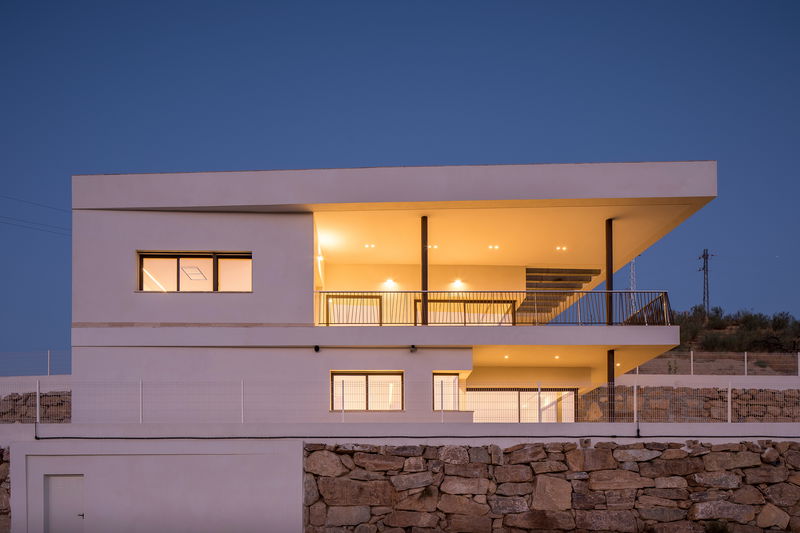 A luz e a sombra realçam o volume de uma moradia moderna