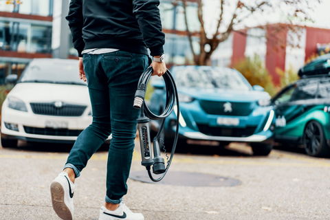 Os registos de automóveis puramente eléctricos e híbridos aumentarão na Europa e nos EUA atingindo uma quota de mercado de 50% em 2025 e de 80% em 2030