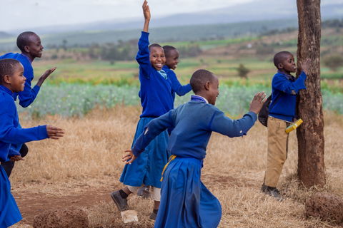 O Grupo Prysmian entrega 250 candeeiros solares a escolas primárias na região de Arusha, na Tanzânia