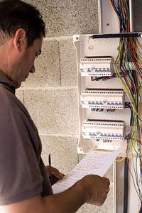 3 sinais de que a sua rede eléctrica está em má forma.