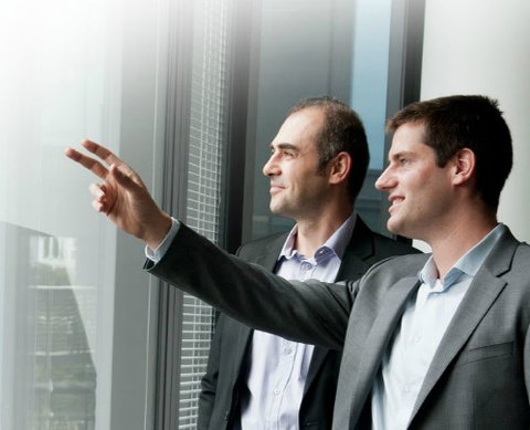 Como podem os dados entregues atempadamente melhorar a eficiência empresarial?