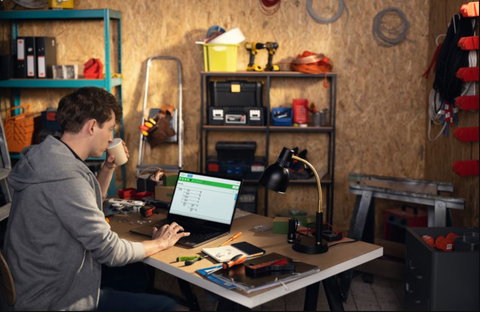 Sabia que um dispositivo de deteção de defeito de arco elétrico (AFDD) pode prevenir um incêndio elétrico?