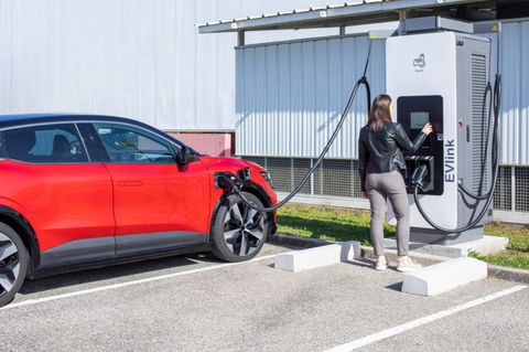 Schneider Electric lança EVlink Pro DC 180kW, uma estação de carregamento rápido para veículos elétricos que promove a eletrificação dos edifícios, parques de estacionamento e frotas