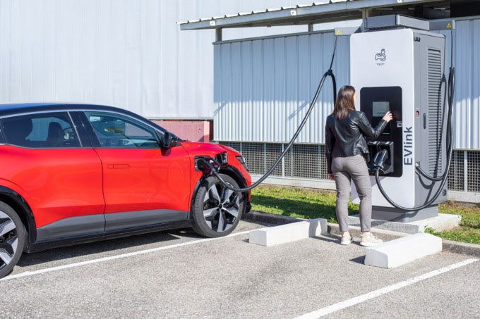 Schneider Electric lança EVlink Pro DC 180kW, uma estação de carregamento rápido para veículos elétricos que promove a eletrificação dos edifícios, parques de estacionamento e frotas