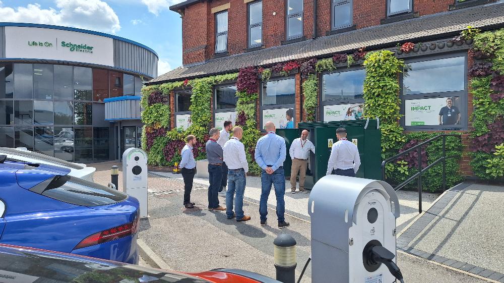 Schneider Electric reúne especialistas no Leeds Innovation Hub e apresenta produtos que vão acelerar a transição para veículos elétricos