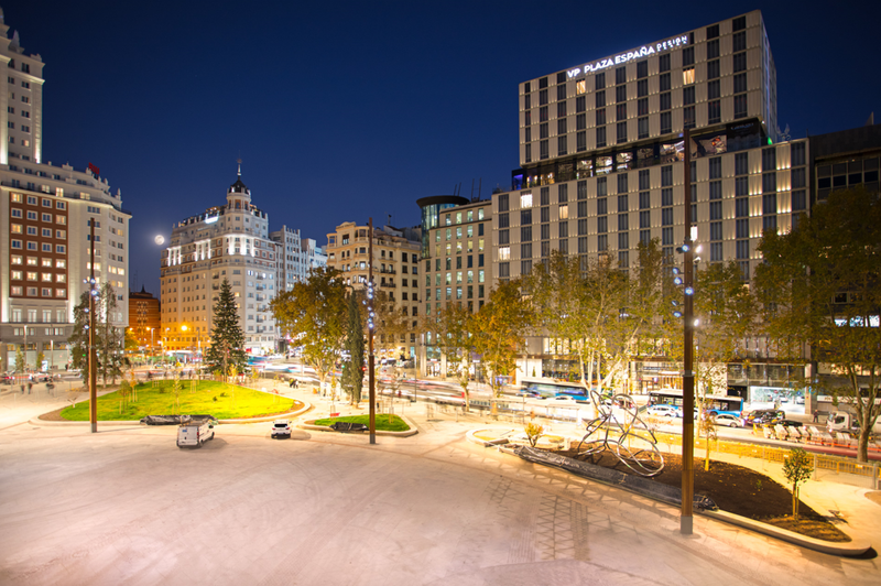 Thorn ilumina o renascimento da Praça de Espanha em Madrid