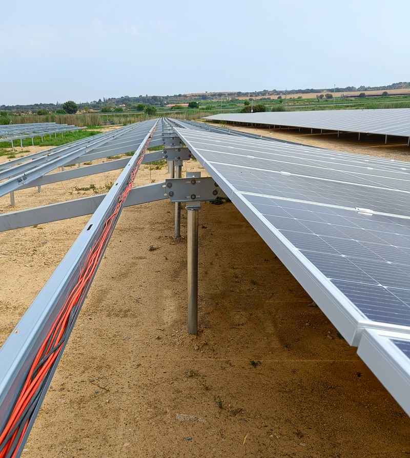 Como as temperaturas elevadas podem afetar um cabo solar