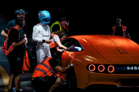 Signify ilumina o caminho para a conquista recorde da Mercedes-AMG em condução de veículos elétricos