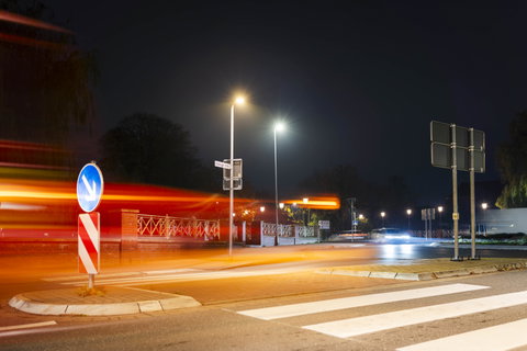 Iluminação pública adaptativa aumenta a segurança rodoviária em Buxtehude