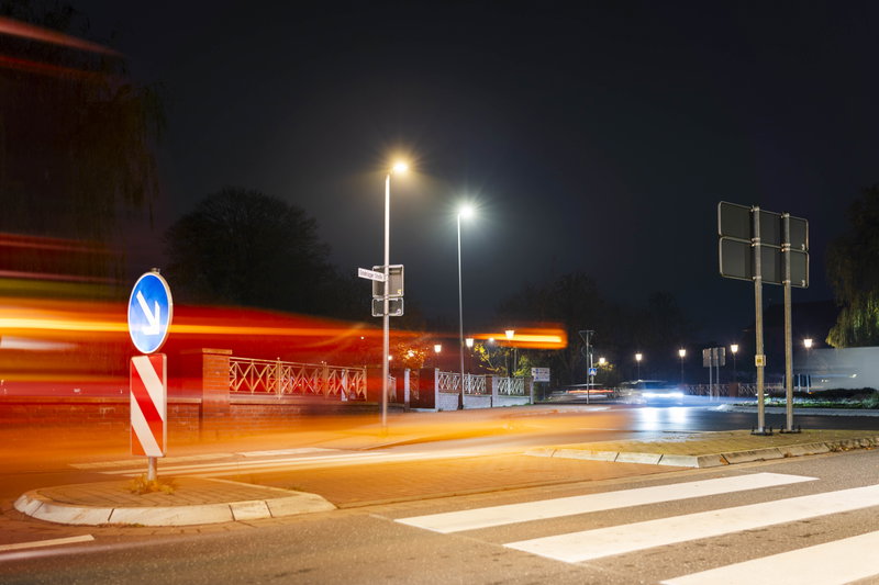 Iluminação pública adaptativa aumenta a segurança rodoviária em Buxtehude