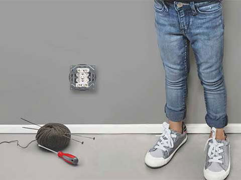 ABB:s vägguttag petsäkra även utan kåpa