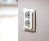 Fullt infällt vägguttag som bygger minimalt