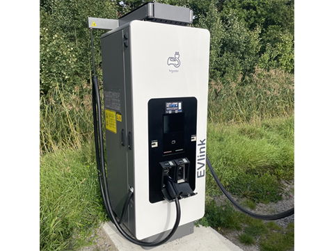 Värmdö kommun först ut att installera EVlink Pro DC - en ny elbilsladdare från Schneider Electric för kommersiellt bruk