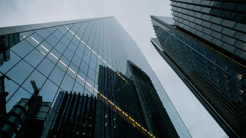 Ett år efter krav på fastighetsautomation: Förtroendet för AI ökar bland fastighetsägare – samtidigt nyttjar få digitaliseringens fulla potential