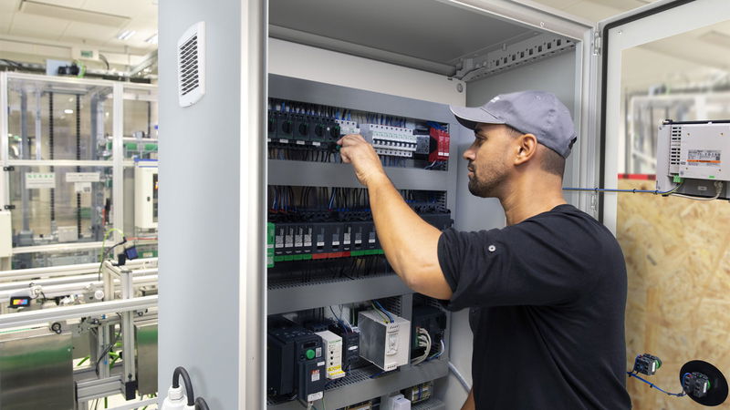 Schneider Electric tar nästa steg i hållbara och effektiva lösningar – lanserar PanelSeT SM