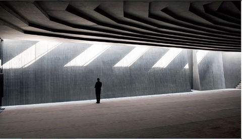 Sancaklar Camisi çok az süslemeye sahip ve doğal ışık ile yaşıyor