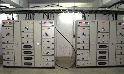 Q & A of the Day – Is it necessary to use rubber safety mats for live working on electrical panels?