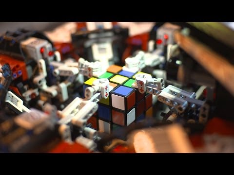 LEGO Robot breaks the Rubik's Cube World Record