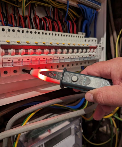 Here is the new look KT1700 single pole contact voltage tester and phase finder