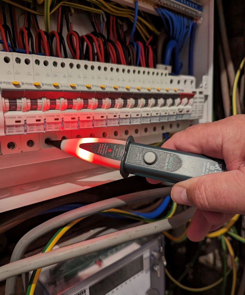 Here is the new look KT1700 single pole contact voltage tester and phase finder