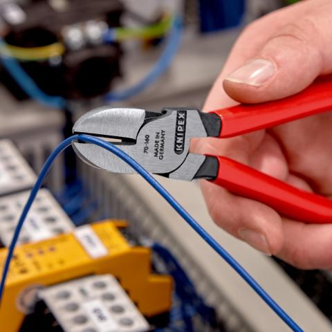 The indispensable classic from KNIPEX – the 70’s diagonal cutters series