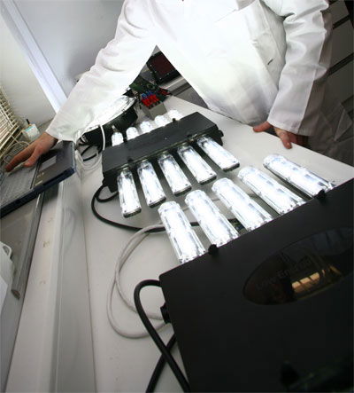 Q & A of the Day – Will it be OK to use plastics as a light shade hub?