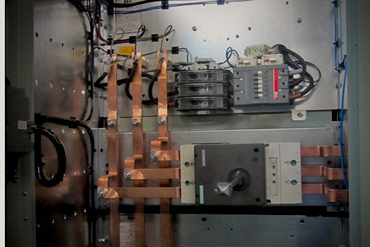 Q & A of the Day – Does this metal enclosure layout meet the requirements for protection against direct contact?