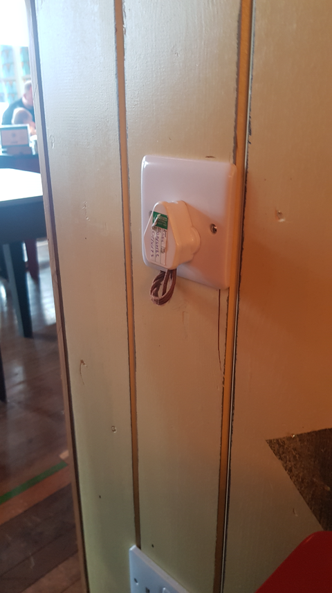 Is this installation an issue and who is to blame for passing the work off as acceptable?