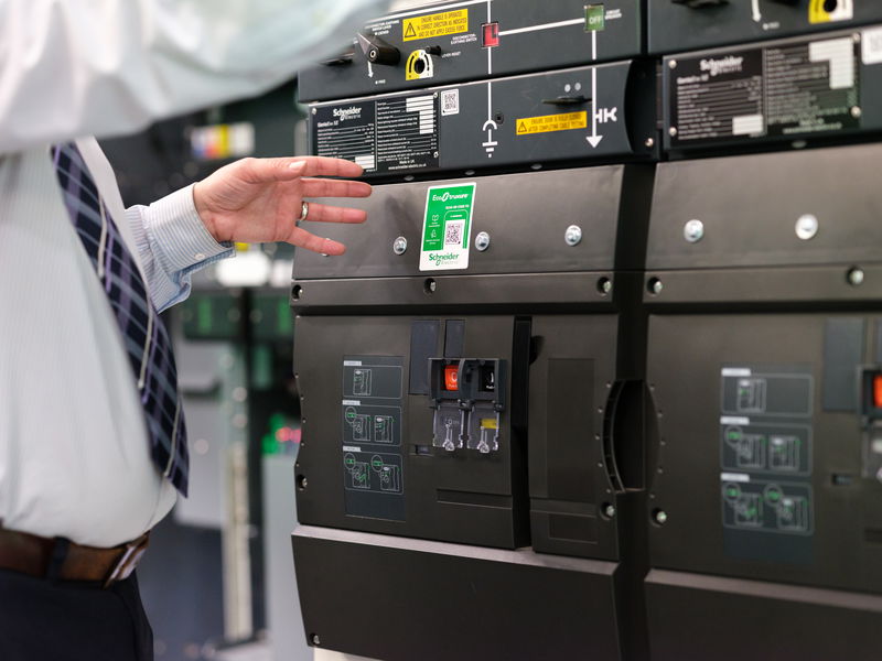 Lord Johnson visits Schneider Electric’s Leeds Innovation Hub to see energy innovation in action