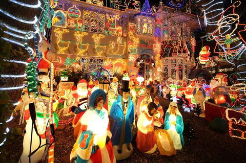 Electrical engineer’s Christmas house lighting brings crowds for charity