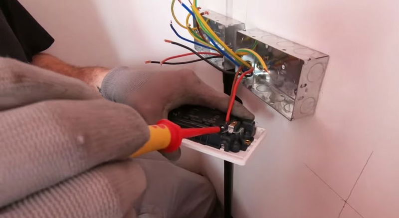 How Much Do Electricians Earn?